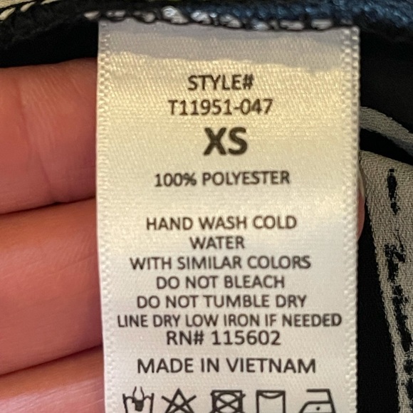 Lush Black‎ And White Striped Cold Shoulder Blouse Size XS - Picture 11 of 11